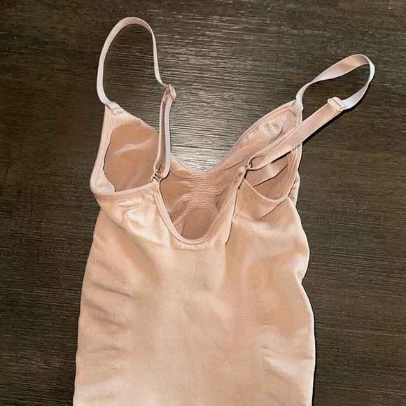 SKIMS SEAMLESS SCULPT BODYSUIT MID THIGH in Ochre Size XS - Picture 7 of 9